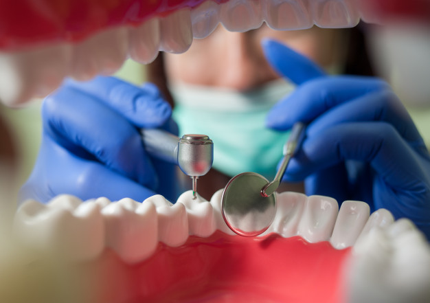 dentist-drilling-teeth-view-from-inside-mouth_10069-313 ترمیم دندان ها
